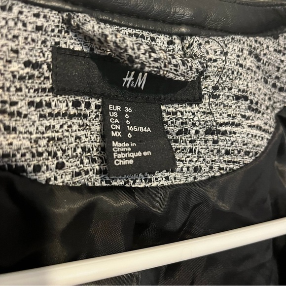 H&M women’s faux leather and tweed jacket with exposed zipper & low neck. Size 6 - Picture 7 of 8